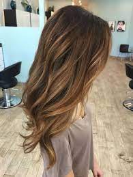 These highlights make for an extraordinary color. 22 Dark And Warm Brown Hair With Blonde Caramel Highlights Styleoholic Hair Styles Balayage Hair Hair Beauty