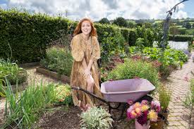 Where you can hire contractors or landscapers and shop and save on products, services and décor from over 500 exhibitors! Your Garden Made Perfect Angela Scanlon Hosts Bbc Gardening Show