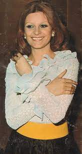 A cantora também ficou conhecida como la rossa (em italiano para a ruiva), devido à cor de seu cabelo, e também como la pantera di goro. ãã«ã Wikipedia