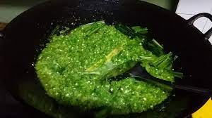 Resepinya hampir sama seperti ayam masak merah, tetapi menggunakan pelbagai rempah ratus seperti bunga lawang, bunga cengkih, kulit kayu manis dan serai untuk mendapatkan kuah yang lebih berperisa dan aromatik. Ayam Masak Hijau Youtube