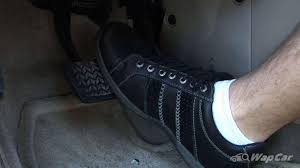 Jenis kenderaan yang menggunakan brake disc telah dipatenkan oleh frederick william lanchesterdi birmingham, kilang di uk pada tahun 1902 dan digunakan dengan jayanya pada kereta lanchester. 6 Cara Nak Tahu Bila Kena Tukar Disc Brake Kereta Anda Wapcar