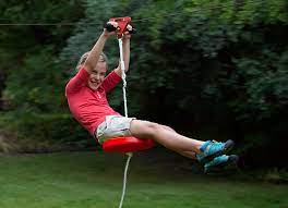 En Alldeles Egen Linbana Som Du Kan S Auml Tta Upp I Tr Auml Dg Aring Rden Eller P Aring Landet Banan Monteras Zip Line Backyard Ziplining Backyard For Kids