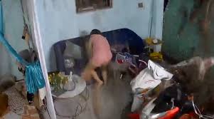 Clip mẹ lấy thân mình che cho con khi trần nhà sập xuống nổi bật tuần qua  | Báo Dân trí