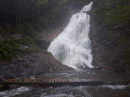 Cascada valul miresei este o cascada in doua trepte si este cea mai reprezentativa din muntii apuseni. Accesul MaÈ™inilor La Cascada VÄƒlul Miresei A Fost Intrezis Infocluj Eu