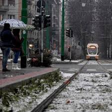 Principalmente si segnalano rallentamenti del traffico nei quartieri a nord della città. Maltempo Neve A Torino E Milano Pioggia E Allagamenti A Roma