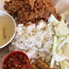 Sambel embe ini enak banget. Ayam Gepuk Pak Raden