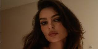 Emily Ratajkowski affascina con un abito "seconda pelle"