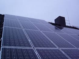 Nahaufnahme Photovoltaikanlage Auf Dach Installation Durch Die Jonas Bauklempnerei Dachdeckerei In Berlin 12359 Dac Dachdecker Dach Photovoltaik Anlagen