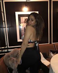 اشعلت جنا نجلة الهضبة عمرو دياب مواقع التواصل الاجتماعي خلال الفترة الماضية بعدما أحدثت مشكلة مع مدرستها في لندن، بسبب مرضها بفرط الحركة وتشتت الانتباه. Ø¬Ù†Ø§ Ø¹Ù…Ø±Ùˆ Ø¯ÙŠØ§Ø¨ ØªØ¨Ù‡Ø± Ø¬Ù…Ù‡ÙˆØ±Ù‡Ø§ ÙÙ‰ Ø£Ø­Ø¯Ø« Ø¬Ù„Ø³Ø© ØªØµÙˆÙŠØ± Ù…Ø¨ØªØ¯Ø§