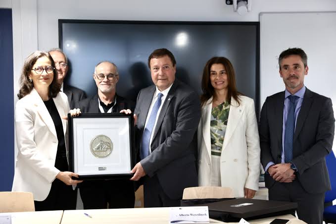 Weretilneck firmó un acuerdo con una universidad francesa para planificar  el desarrollo de Río Negro - Diario Río Negro