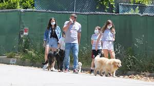 Jul 03, 2021 · jennifer garner and ben affleck made a theme park date an almost full family affair. Erster Urlaub Ben Affleck Verreist Mit Freundin Und Kids Promiflash De