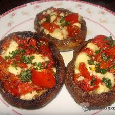 Spre final rade cascaval si lasa cateva minute, pana se topeste. Reteta Ciuperci Umplute Cu Rosii Coapte Si Branza