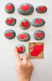 Adorn Stones With Fingerprints Dipping Fingers In Pink Colour Coronary Heart St Hair World Bastelarbeiten Muttertags Bastelarbeiten Kreativ