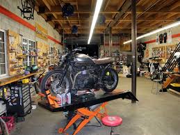Mit etwas handwerklichem geschick können sie unsere fertiggaragen selbst montieren. Lucky Wheels Garage Leads The Charge Of The Motorcycle Diy Shops Hot Bike