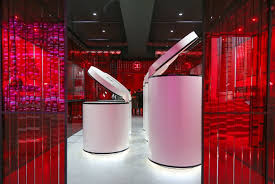 我们在成都去了趟 香奈儿红色工厂 除了看新品这也是个打卡拍照的好地方 理想生活实验室 为更理想的生活 shop interior design