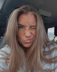 Courtney Hodgson's Instagram, Twitter & Facebook