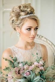10 Brautfrisur Mit Schleier Und Diadem In 2020 Hochzeit Frisuren Schleier Brautfrisur Frisur Hochzeit Halboffen