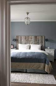 stoere landelijke slaapkamer met bed van steigerhout mooie sprei op het bed klein kleed op de v grijze slaapkamer landelijke slaapkamers slaapkamer interieur