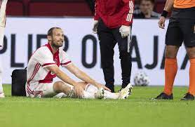 Daley blind heart attack while playing for ajax. Daley Blind Reassures Fans That He S Okay After Collapsing On The Pitch