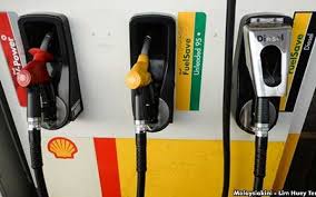 Harga petrol ditentukan berdasarkan purata harga pasaran dunia pada minggu sebelumnya. Najib Mahu Rakyat Biasakan Turun Naik Harga Minyak Iluminasi