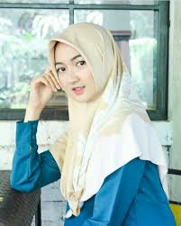 Hal itu tampak lucu dan menggemaskan dengan pakaian yang serba panjang. Versions Share C By Rhendy Hostta Thank You For Visiting My Pin In Pinterest Kecantikan Gadis Berjilbab Foto Kehamilan