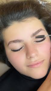 „Volle Wimpern, perfekte Brauen