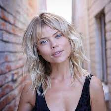 These Shoulder Length Bobs Are The Perfect Length Blonde Hair With Bangs Medium Blonde Hair Hairstyles With Bangs