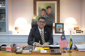 Ahmad faizal yang juga timbalan presiden bersatu hanya mendapat 10 undi sokongan, manakala 48 membantah, dan satu undi rosak, dalam undi belah bahagi yang ditetapkan oleh speaker perak datuk mohamad zahir abdul khalid. Dato Seri Ahmad Faizal Azumu Punch Card Hari Pertama Sebagai Menteri Besar Perak Ke 13 The Malaya Post