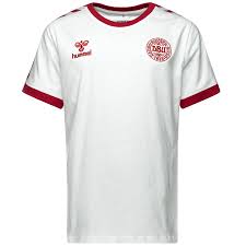 Dit aangepaste voetbalshirt voelt zacht en licht aan, met de juiste hoeveelheid stretch. Denemarken T Shirt Uit 11 Wit Kinderen Www Unisportstore Nl