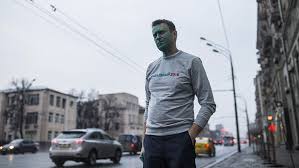 «плеснули в лицо зелёнкой прямо на выходе из офиса.что неприятно, попали так, что у меня и зрачок и роговица», — написал о случившемся сам навальный в своем аккаунте в twitter. Navalnyj Rasskazal O Samochuvstvii Posle Operacii Na Glazu Gazeta Ru