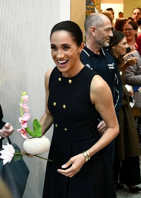 Meghan Markle Called 'Insensitive' For Wearing Pricey Outfit & Jewelry To A  Homeless Shelter