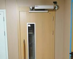 تصویر PVC Door for Medical Labs