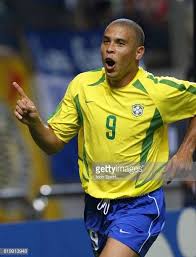 Seleção brasileira de futebol) est la sélection de joueurs brésiliens représentant le pays lors des compétitions internationales de football masculin, sous l'égide de la confédération brésilienne de football. Ronaldo Chine Bresil 8e Finale Coupe Du Monde 2002 Ronaldo Joueur De Football Coupe Du Monde