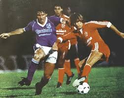 Centenario (montevideo) 28 de octubre de 1987. America De Cali La Previa Millonarios America Gareca Tratando De Eludir A La Defensa Rival En El Ano 1987 Vamos Mechita Facebook