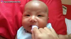Apa sih penyebab lidah bayi menjadi putih? Cara Mudah Membersihkan Lidah Bayi Geonathan Mosha Youtube