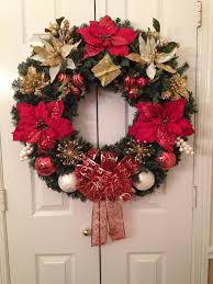Red Gold White Christmas Wreath By Katie Bryson Decoracion Rustica De Navidad Coronas Navidenas Decoracion Azul De Navidad