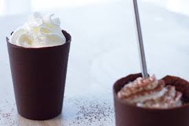 Gobelet En Chocolat Pour Une Presentation Originale De Votre Mousse Au Chocolat Ou De Votre Salade De Fruits Realisez Facilement Des Gobe Alimentation Chocolat