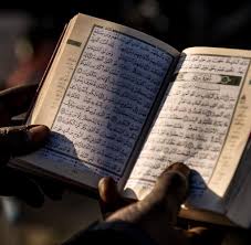 Muslims believe the qur'an to be the book of divine guidance and direction for humankind and consider the text in its original arabic to be verbatim the word of allah. Zur Weihnacht Hat Der Koran Nicht Viel Zu Bieten Welt