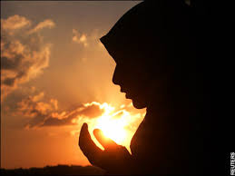 Gambar kartun wanita muslimah sedang berdoa. 99 Gambar Muslimah Berdoa Keren Cikimm Com