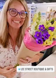 Our local flower farmer Daydream Manor is at Lee Street Boutique & Gifts  making up bouquets for mothers day until 5pm today. Stop by 💐💐💐💐