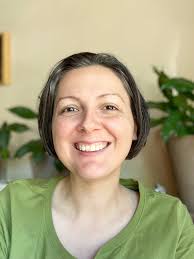 Following my laundry, I went shopping for a short while. I am now available  and will be visiting your homes, where I look forward to being welcomed  kindly.