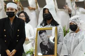 Sau khi vân quang long qua đời, mọi thông tin liên quan đến gia đình nam ca sĩ đều đáng chú ý trong đoạn clip này, ba mẹ vân quang long đồng loạt lên tiếng khẳng định. Rgkmtb7gxomz3m