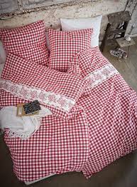 auf der alm gibt s scho a sund karierte bettwasche in rustikalem rot weiss romantische weisse blumenbordure oktoberfest wiesn bettwasche bett wohnstile