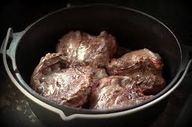 Geschmorte Rinderbackchen Aus Dem Dutch Oven Sind Eine Echte Delikatesse Wie Man Die Backchen Im Feuertopf Zubereite Rinderbackchen Rezepte Lebensmittel Essen