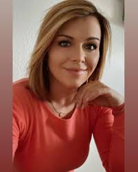 Dónde vives? 📍 ¿Puedo preguntar? 🤔 No te estoy acosando 👀, solo quiero  saber si estamos demasiado lejos o demasiado cerca de lo que creemos". 😏💘"