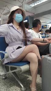 偷拍抄底等车的美女裙短的都遮不住骚内露陷了欣赏长腿小姐姐走光