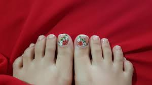 Los colores neon también van muy bien en nuestros pies, un color excelente para lucir en el verano, acompañado de unas sandalias perfectas para dejar lucir nuestras. Unas De Los Pies Francesas Decoradas Con Flores Belleza