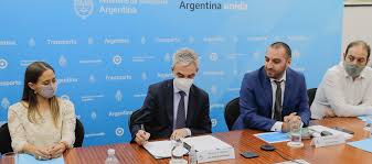 El ministerio de transporte de argentina, creado nuevamente en 2015, es responsable de asistir al poder ejecutivo nacional en todo lo inherente al transporte aéreo, ferroviario, automotor, fluvial y marítimo y a la actividad vial. M152qtrvmjza5m