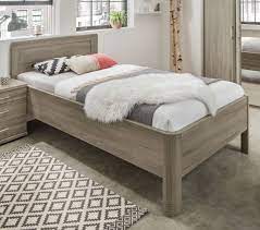 „das bett soll höher sein, damit eine bessere sitzhöhe erreicht werden kann. Hoheres Bett Fur Senioren In Modernem Truffeleiche Dekor Troia