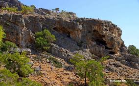 Τιο ανατολικά του στενότερου τμήματος της κρήτης (ισθμός ιεράπετρας) χαμηλά στην άκρη της οροσειράς που ξεκινά από τα βόρεια παράλια του. Ta3idiwtikos Odhgos Krhths Peykodasos Koydoyma
